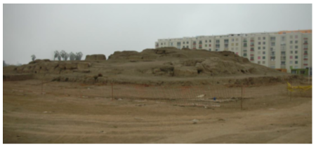 Huaca Huantinamarca (sitio arqueológico
prehispánico ubicado en el distrito
de San Miguel, provincia de Lima, Perú) antes de
la intervención.