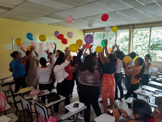 Estudiantes participando en dinámica de integración