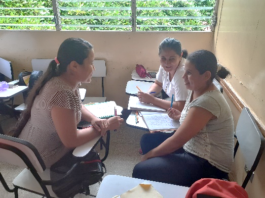 Estudiantes socializando sus saberes