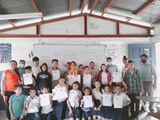 Estudiantes realizando su intervención didáctica en Educación Primaria